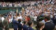 Roger Federer mává fanouškům po dalším triumfu na Wimbledonu