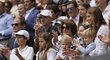 Osmému triumfu Rogera Federera na Wimbledonu přihlížely i jeho děti a manželka Mirka