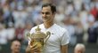 Švýcarský tenista tiskne k sobě pohár pro vítěze Wimbledonu