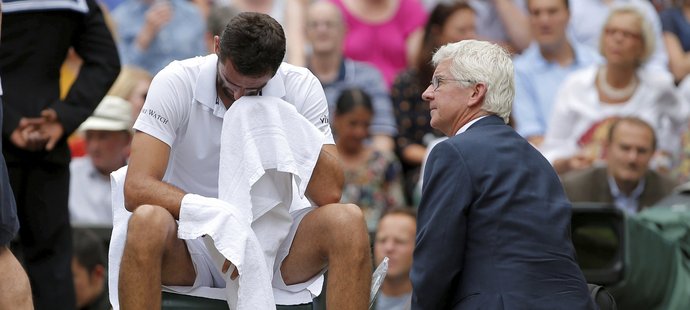 Marin Čilič musel být během finále Wimbledonu několikrát ošetřován