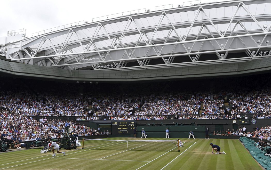 Centrální dvorec v All England Clubu byl při finále Wimbledonu zcela zaplněný