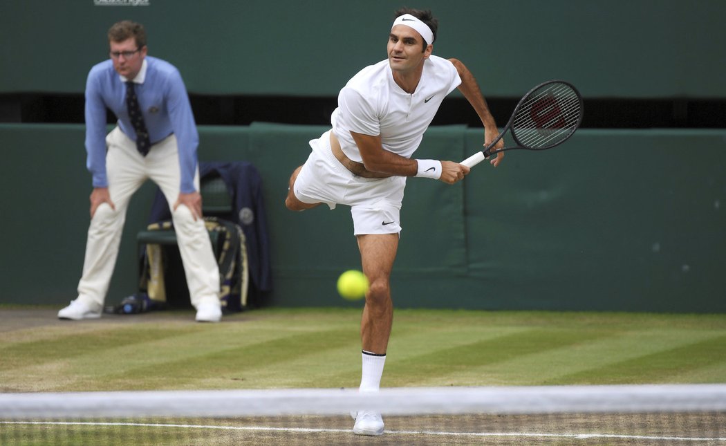 Roger Federer podává při finále Wimbledonu