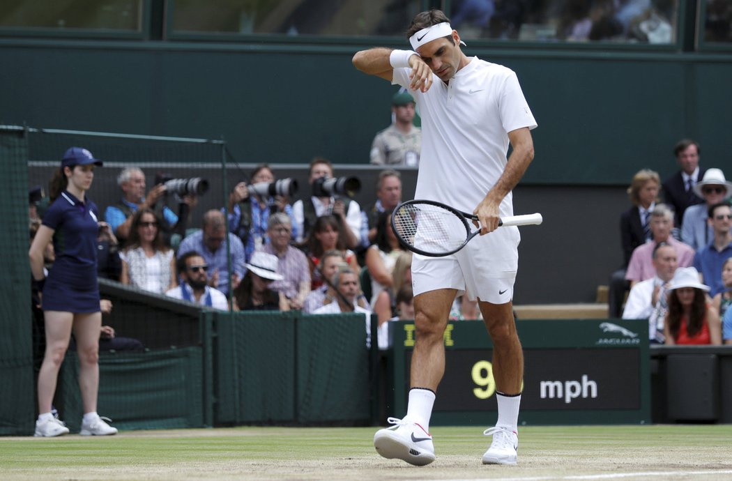 Švýcarská legenda oddychuje během finále Wimbledonu