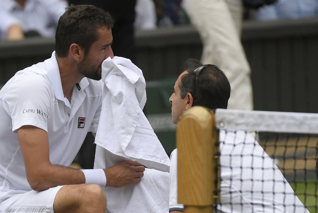 Marin Čilič musel být během finále Wimbledonu několikrát ošetřován