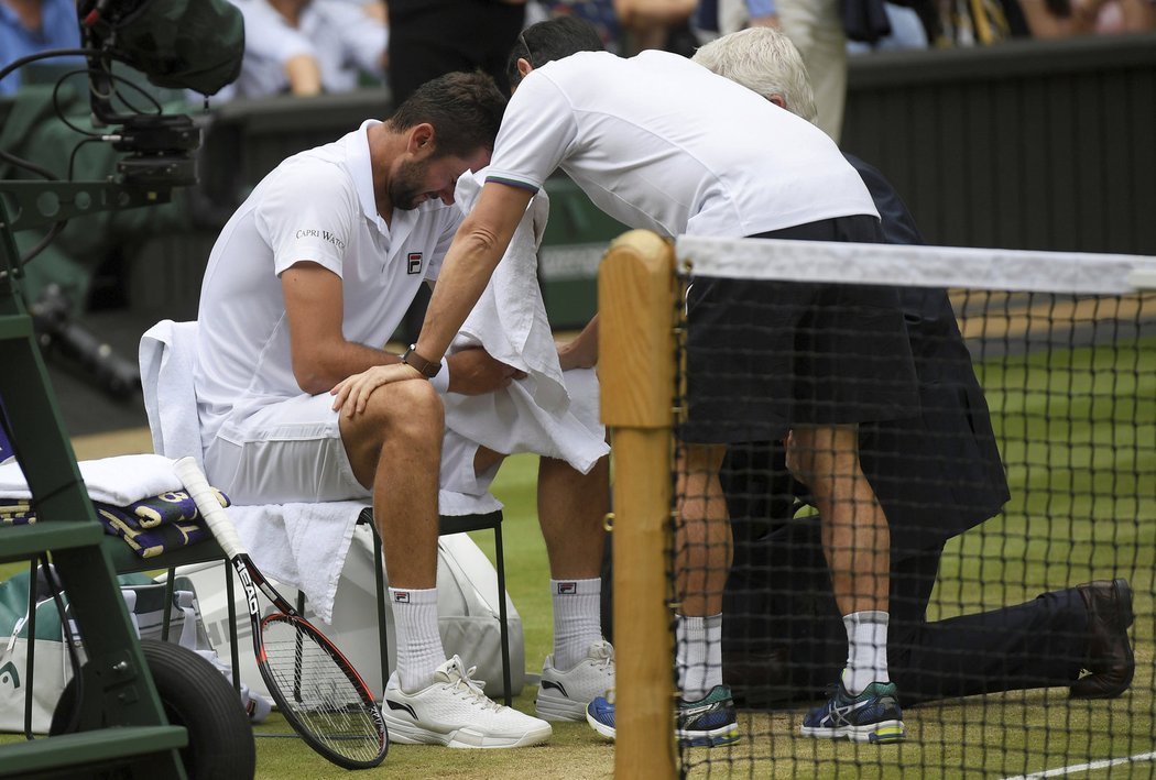 Marin Čilič musel být během finále Wimbledonu několikrát ošetřován