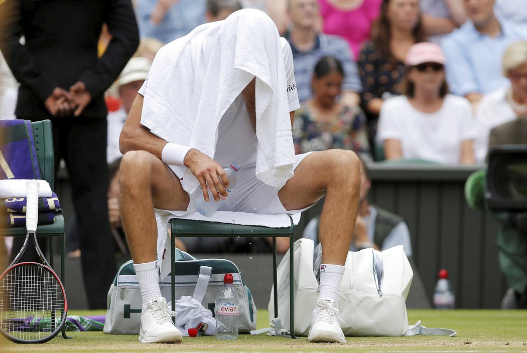 Marina Čiliče během finále Wimbledonu trápila bolavá noha