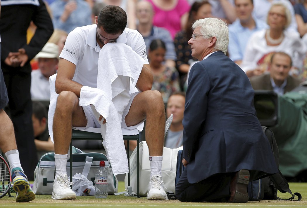 Marin Čilič musel být během finále Wimbledonu několikrát ošetřován