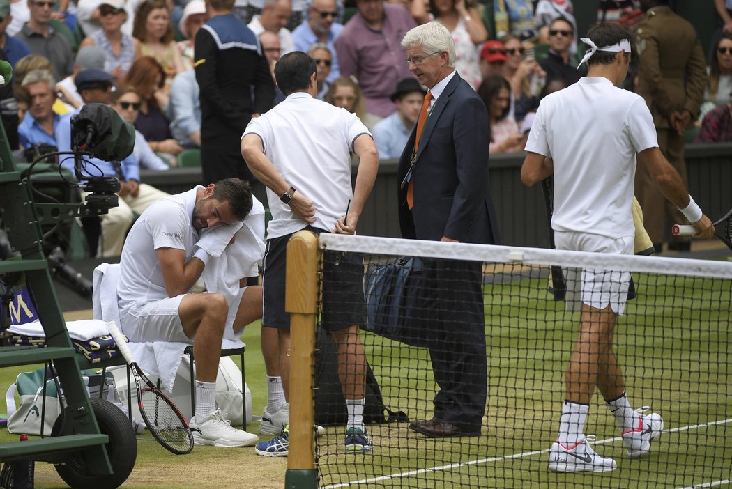 Zatímco se Roger Federer jde připravit, Marin Čilič je v péči lékařů