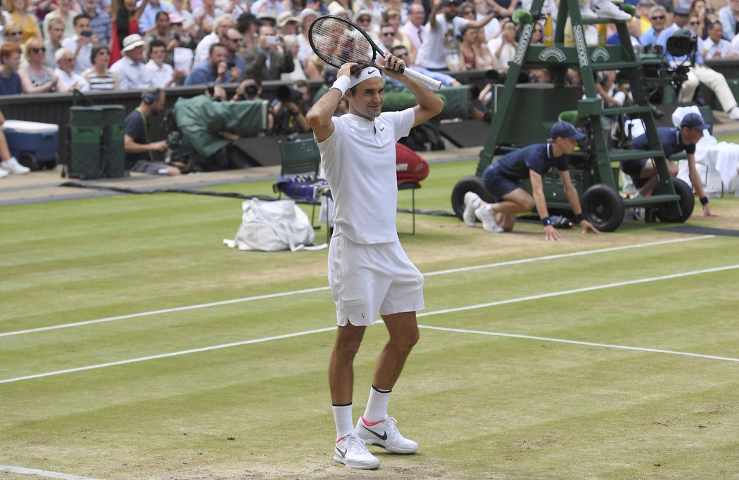 Roger Federer nemůže uvěřit, že opět ovládl Wimbledon