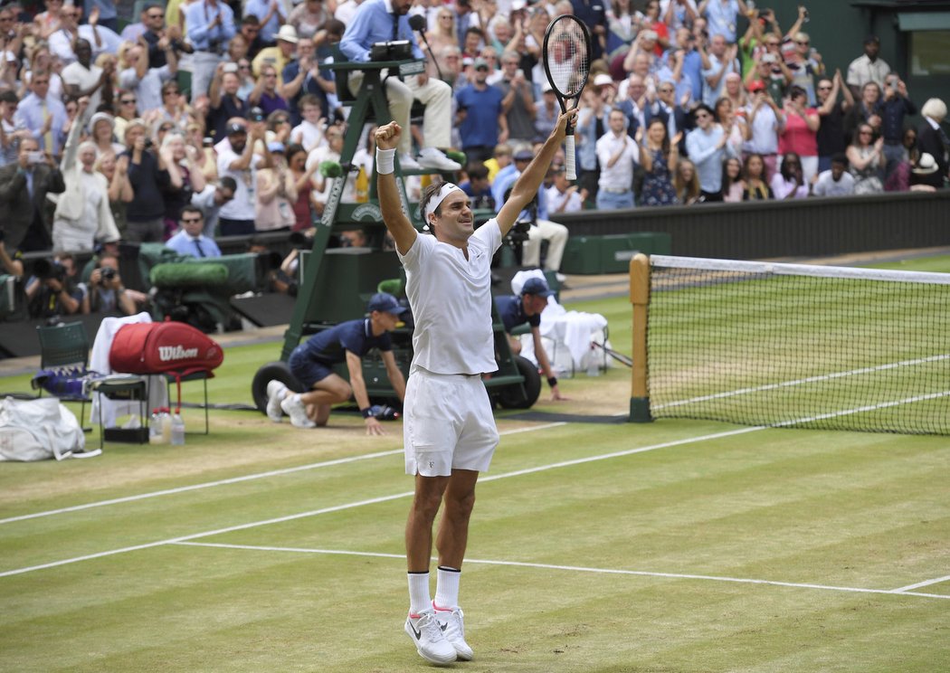 Švýcarský tenista Roger Federer slaví osmý triumf na slavném Wimbledonu