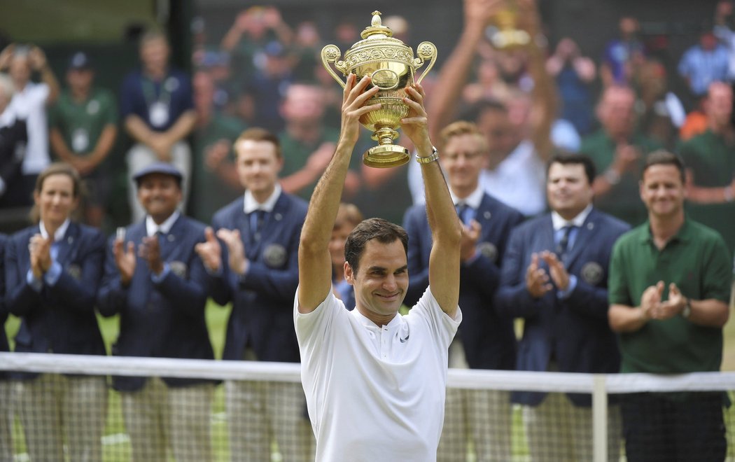 Poosmé v kariéře zvedl Roger Federer nad hlavu pohár pro vítěze Wimbledonu