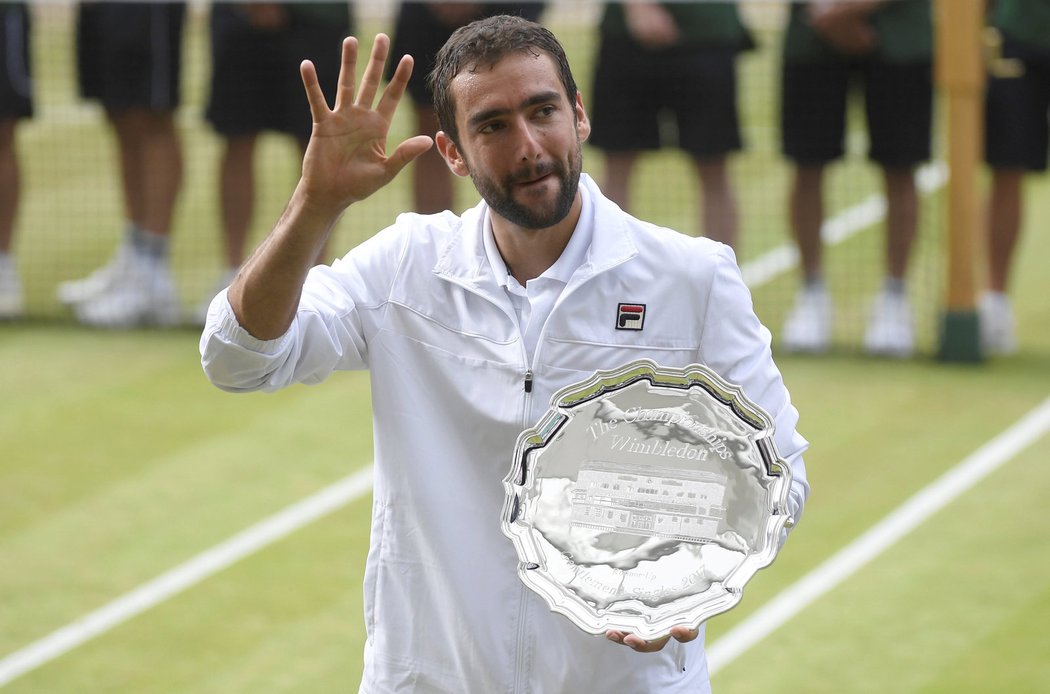 Marin Čilič děkuje po prohraném finále Wimbledonu fanouškům za podporu