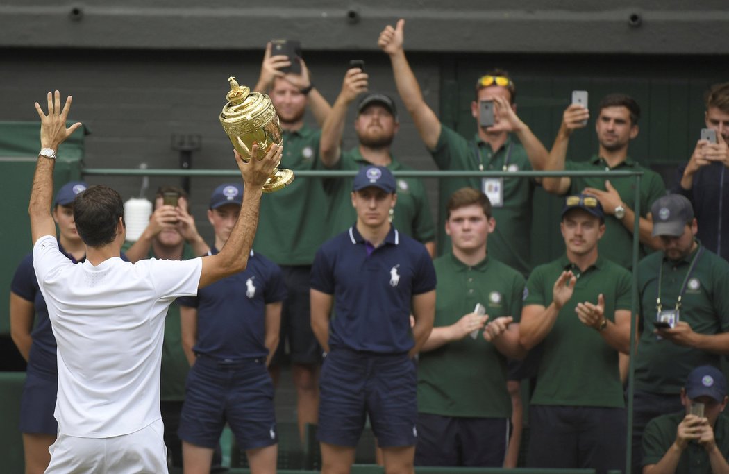 Roger Federer zdraví diváky. Slavný Wimbledon ovládl už poosmé