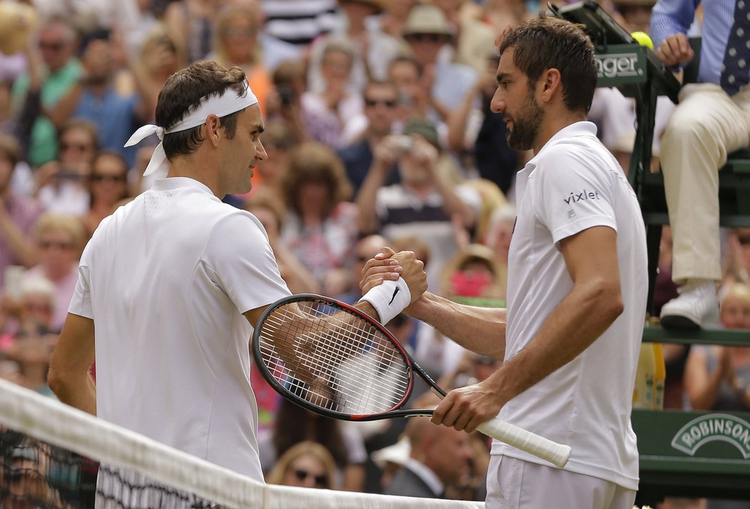 Marin Čilič gratuluje Rogeru Federerovi k dalšímu vítězství na Wimbledonu