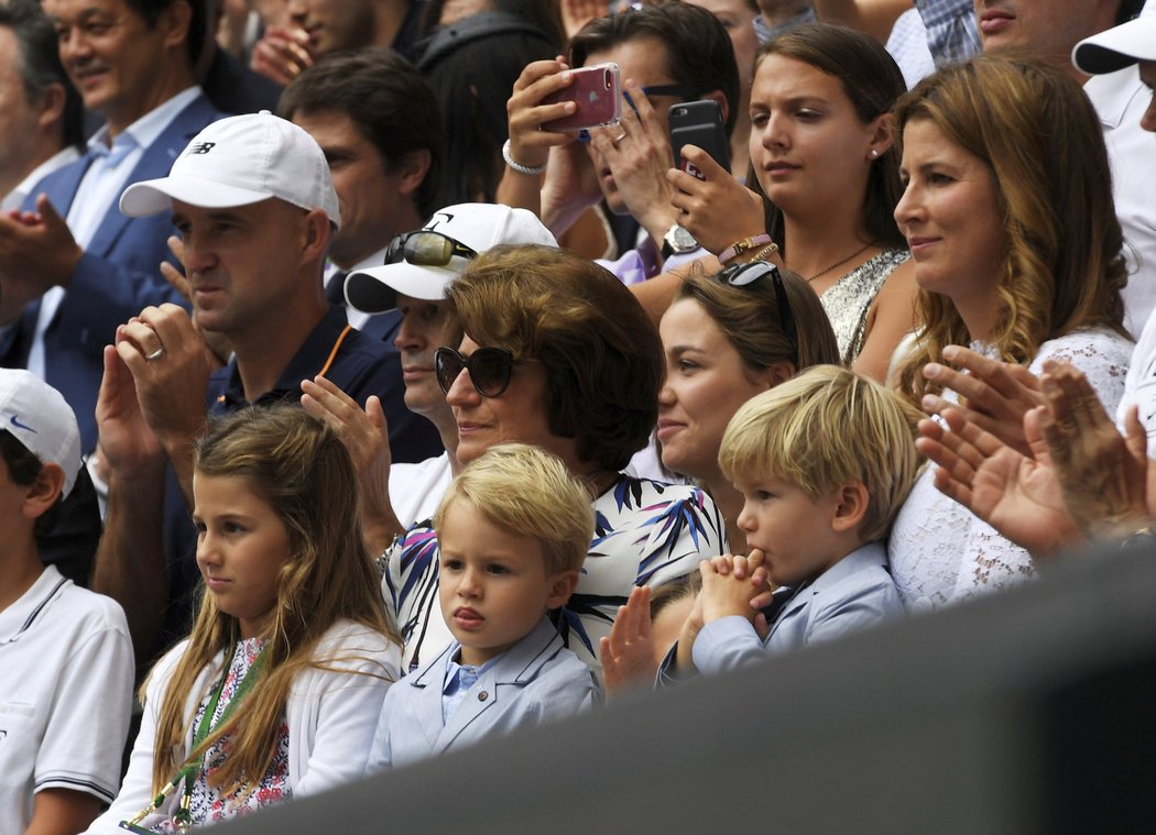 Rogeru Federerovi při finále Wimbledonu fandily i děti