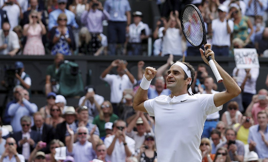 Roger Federer oslavuje další vítězství na slavném Wimbledonu