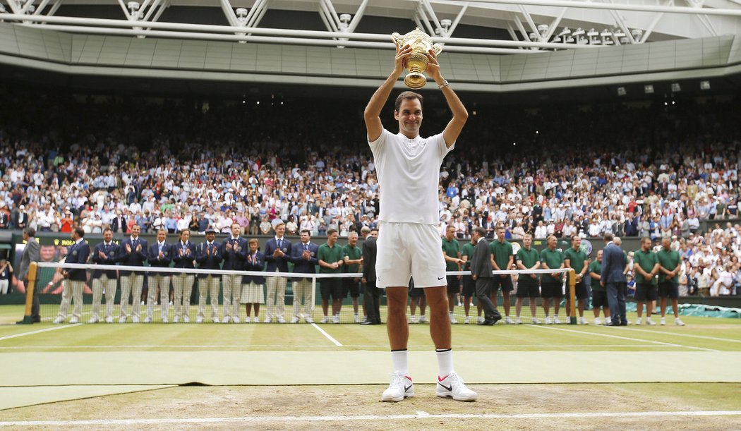 Roger Federer zvedl pohár pro vítěze Wimbledonu už poosmé v kariéře