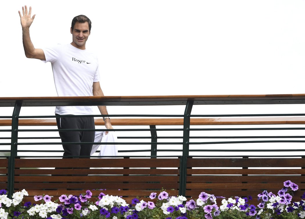 Roger Federer po dalším vítězství na Wimbledonu zdraví diváky z balkonu