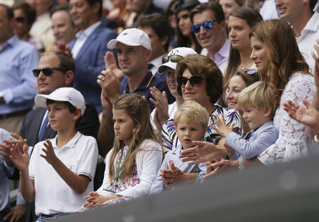 Osmému triumfu Rogera Federera na Wimbledonu přihlížely i jeho děti a manželka Mirka