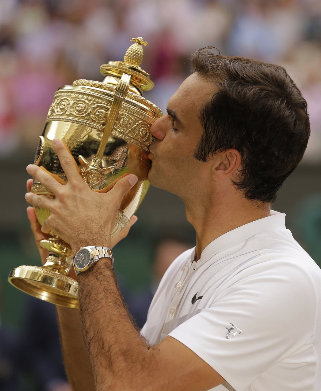 Tradiční polibek poháru pro vítěze Wimbledonu nechyběl