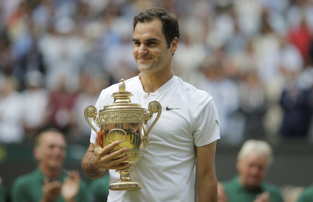 Švýcarský tenista tiskne k sobě pohár pro vítěze Wimbledonu