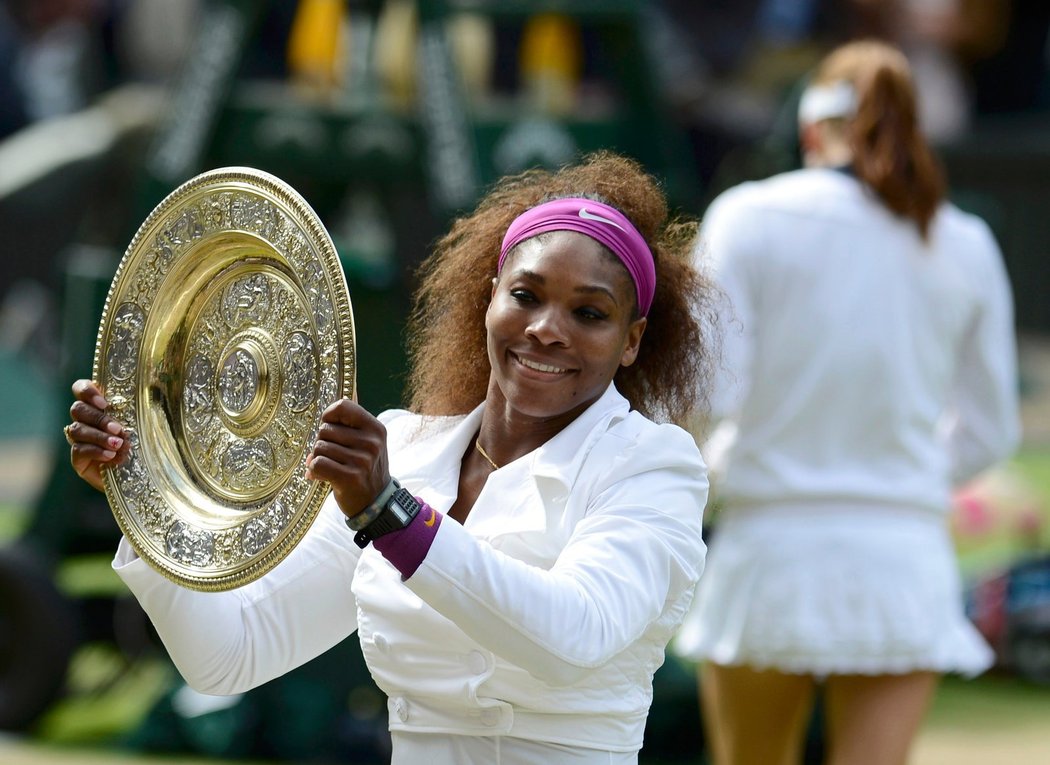 Serena Williamsová po roční pauze opět může pózovat s talířem pro vítězku Wimbledonu