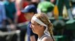 Německá tenistka Sabine Lisická prohrála ve finále dvouhry s Marion Bartoliovou z Francie. Po finále plakala, nakonec ale fotografům zapózovala s cenou pro poraženou finalistku