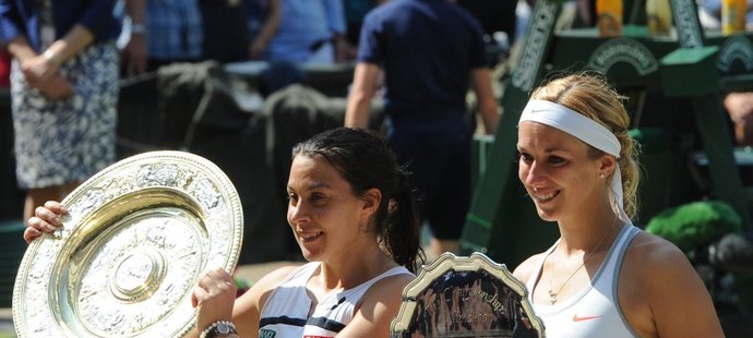 Wimbledonská vítězka Marion Bartoliová z Francie (vlevo) a poražená finalistka Sabine Lisická z Německa