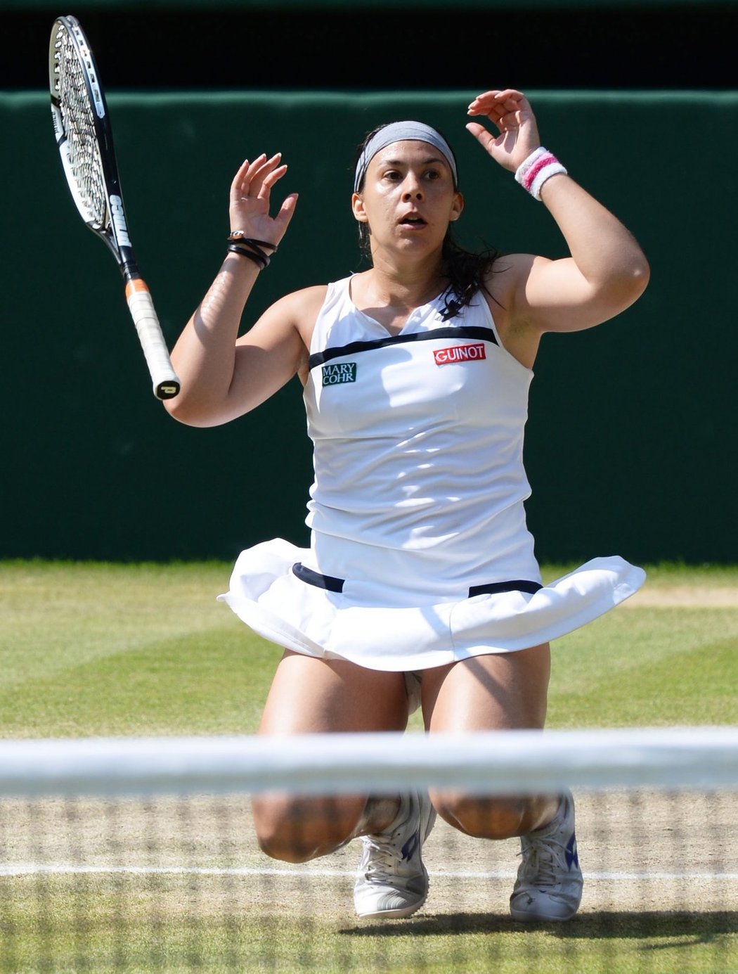 Hotovo! Francouzka Marion Bartoliová padá v extázi na kolena po vítězství ve finále dvouhry Wimbledonu, kde zdolala Němku Sabine Lisickou ve dvou setech