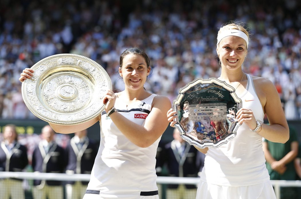 Wimbledonská vítězka Marion Bartoliová z Francie (vlevo) a poražená finalistka Sabine Lisická z Německa