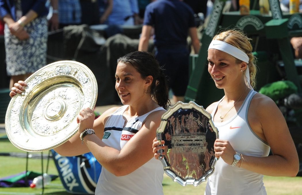 Wimbledonská vítězka Marion Bartoliová z Francie (vlevo) a poražená finalistka Sabine Lisická z Německa