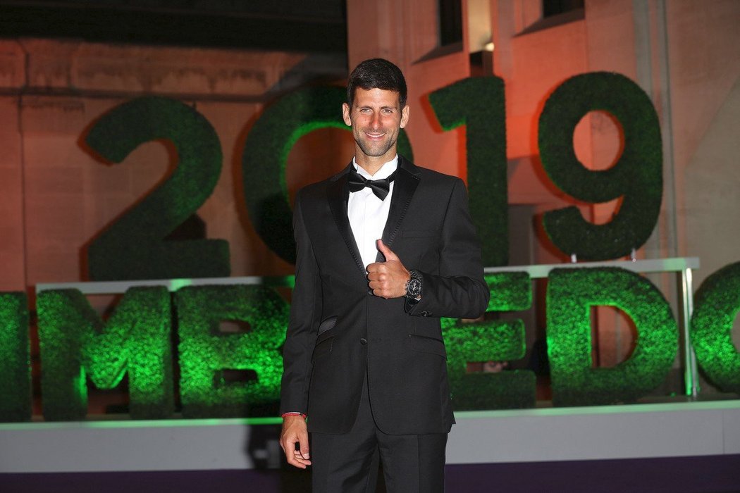 Wimbledonský šampion Novak Djokovič dorazil na banket jako poslední