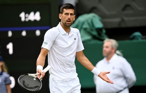 Novak Djokovič prohrál oba úvodní sety čtvrtfinále Wimbledonu proti Janniku Sinnerovi
