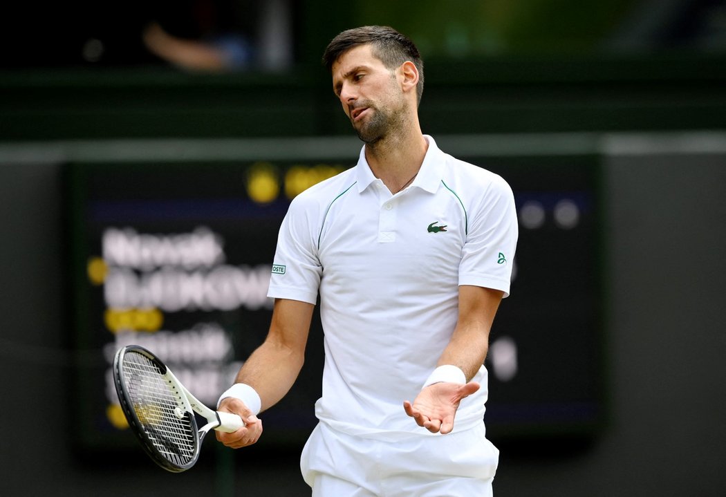 Novak Djokovič prohrál oba úvodní sety čtvrtfinále Wimbledonu proti Janniku Sinnerovi