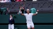 Rafael Nadal postoupil ve Wimbledonu po výhře 6:4, 6:2, 7:6 nad Nizozemcem Boticem van de Zandschulpem do čtvrtfinále