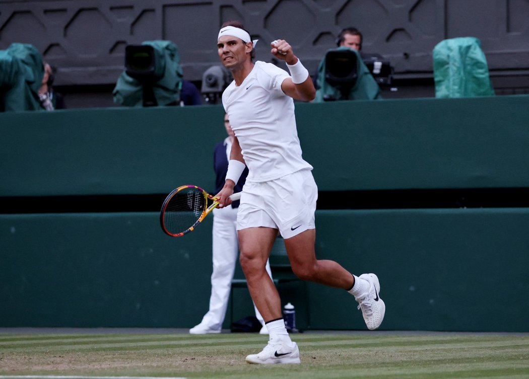 Rafael Nadal postoupil ve Wimbledonu po výhře 6:4, 6:2, 7:6 nad Nizozemcem Boticem van de Zandschulpem do čtvrtfinále