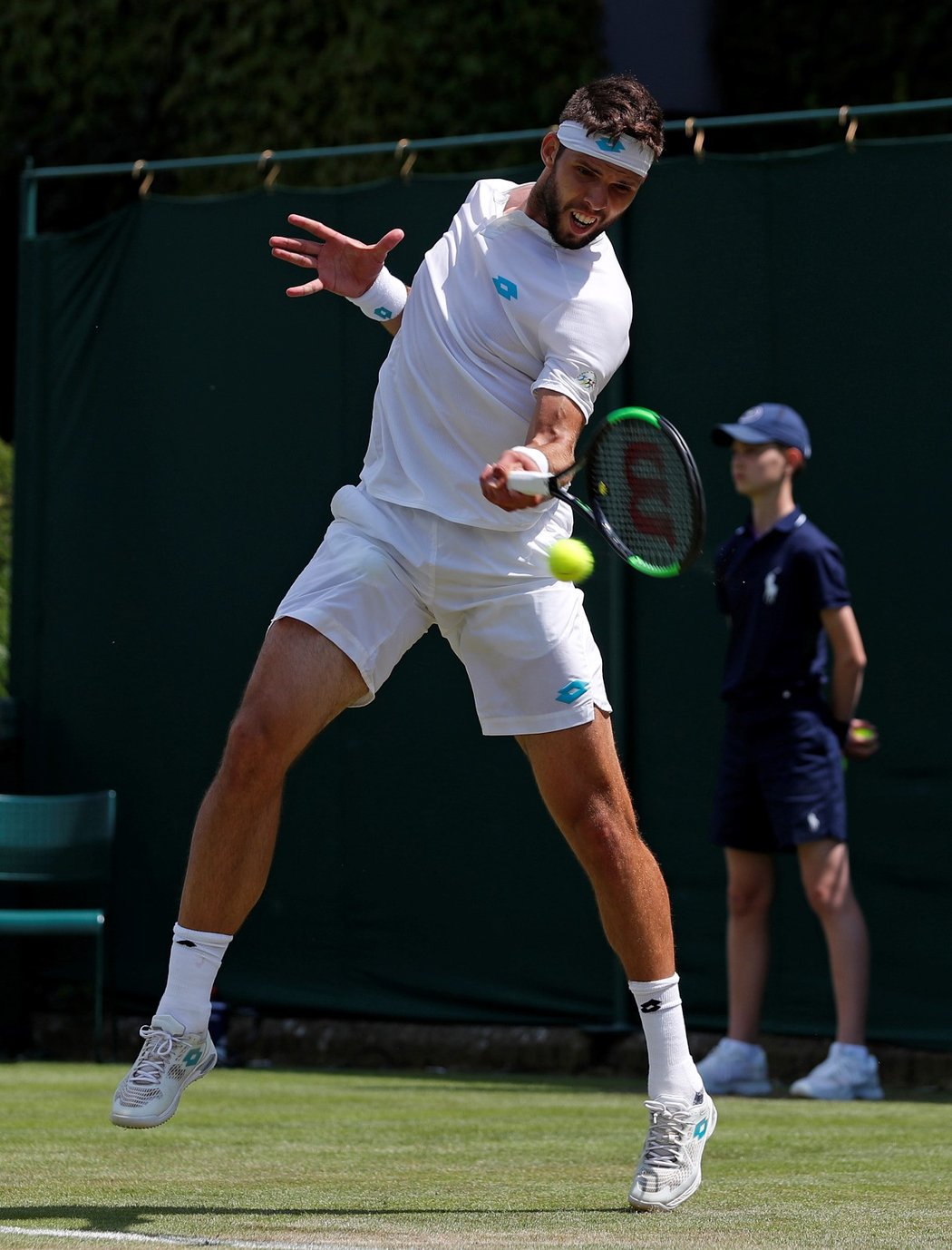 Po překvapivém skalpu Alexandera Zvereva si Jiří Veselý ve druhém kole poradil i s Pablem Cuevasem a na Wimbledonu postoupili mezi 32 nejlepších