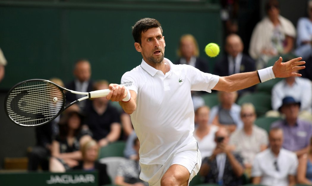 Novak Djokovič si za necelé tři hodiny poradil v semifinále Wimbledonu s Robertem Bautistou ze Španělska