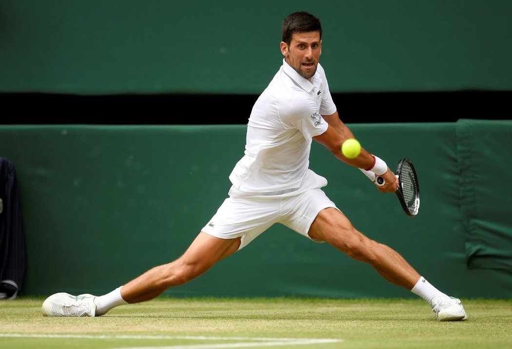 Obhájce loňského vítězství Novak Djokovič postoupil do svého šestého finále na Wimbledonu