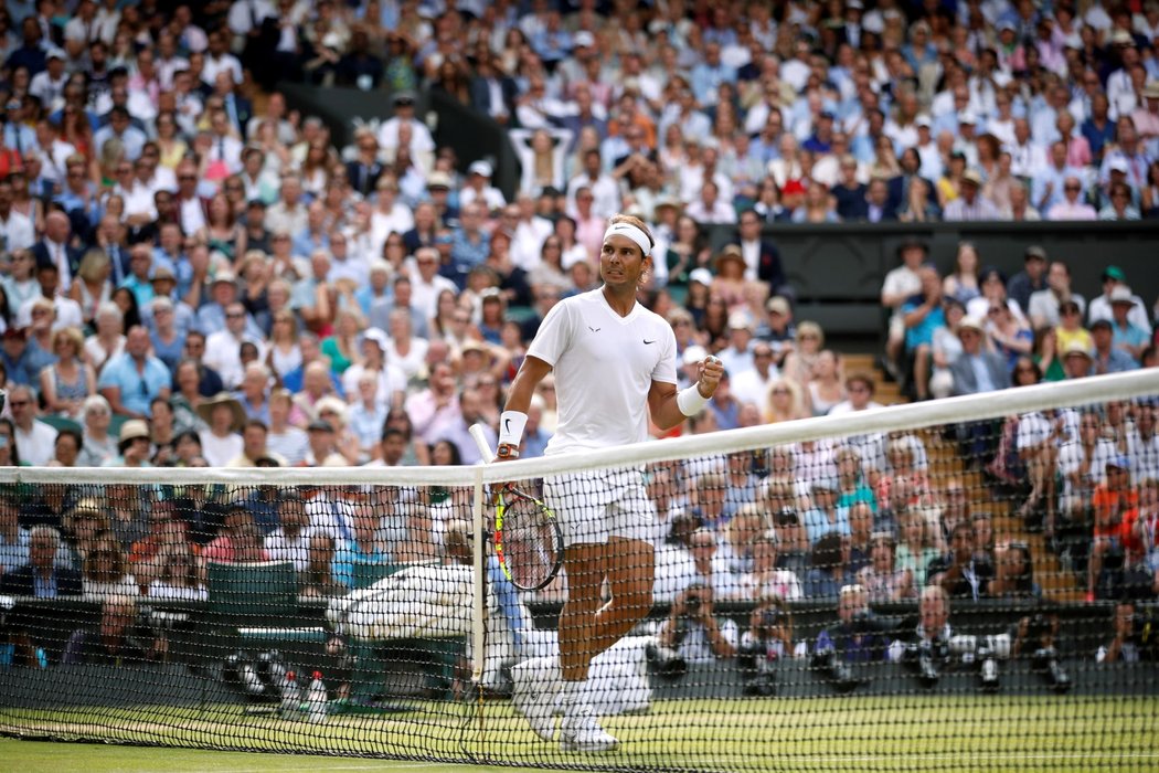 V prvním setu si jak Rafael Nadal, tak Roger Federer pokaždé dokázali udržet servis, rozhodnout musel až tie-break