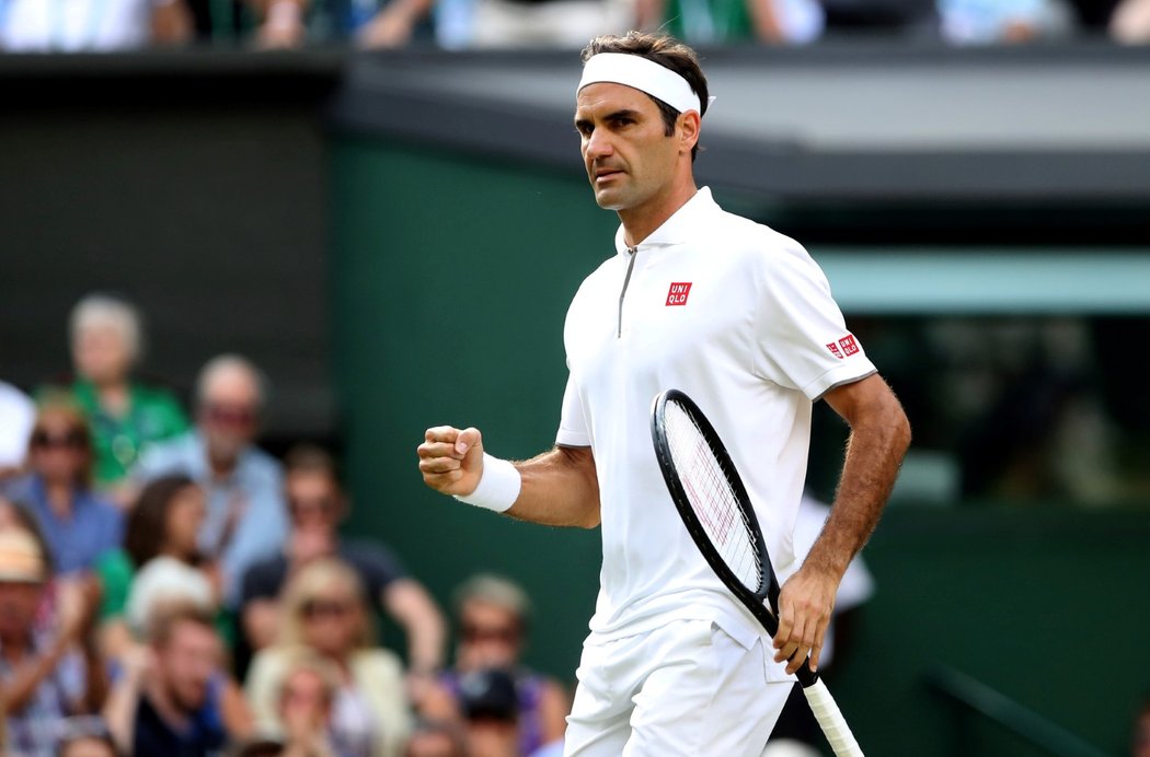 Roger Federer ovládl první set semifinále Wimbledonu proti Rafaelu Nadalovi v tie-breaku