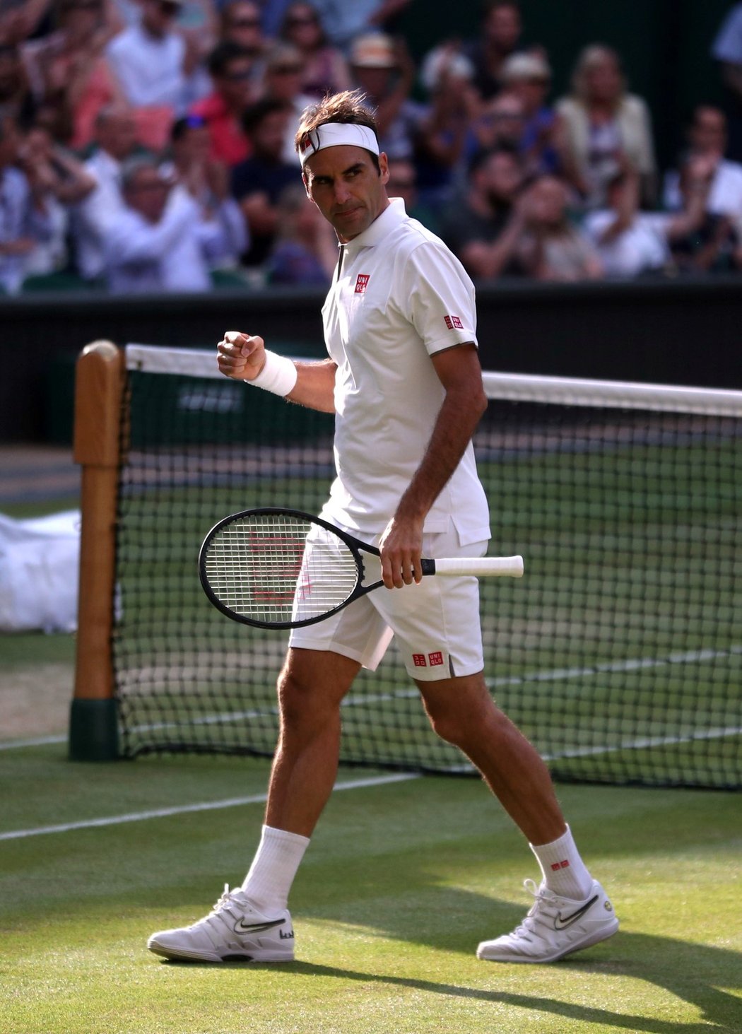 Roger Federer se raduje ze zisku prvního setu semifinále Wimbledonu proti Rafaelu Nadalovi