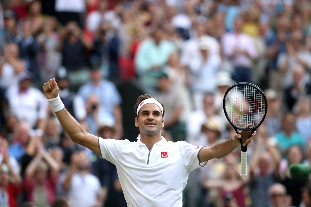 Švýcarský fenomén Roger Federer zvládl lépe semifinálovou bitvu proti Rafaelu Nadalovi a zahraje si už dvanácté finále Wimbledonu