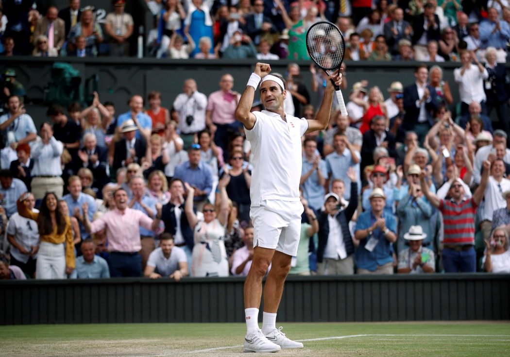 Roger Federer si oddychl, nekonečný závěr zápasu proti Rafaelu Nadalovi nakonec zvládl dostat do vítězného konce