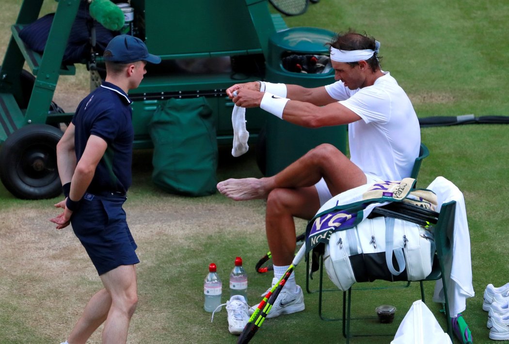 Před závěrečným gamem zápasu si Rafael Nadal ještě měnil ponožku na levé noze