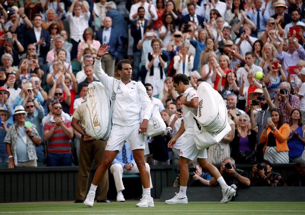 Rafael Nadal se loučí s londýnským publikem, Roger Federer už možná přemítá nad nedělním finále proti Novaku Djokovičovi