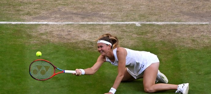 Marie Bouzková podlehla ve čtvrtfinále Wimbledonu Ons Džabúrové z Tuniska ve třech setech