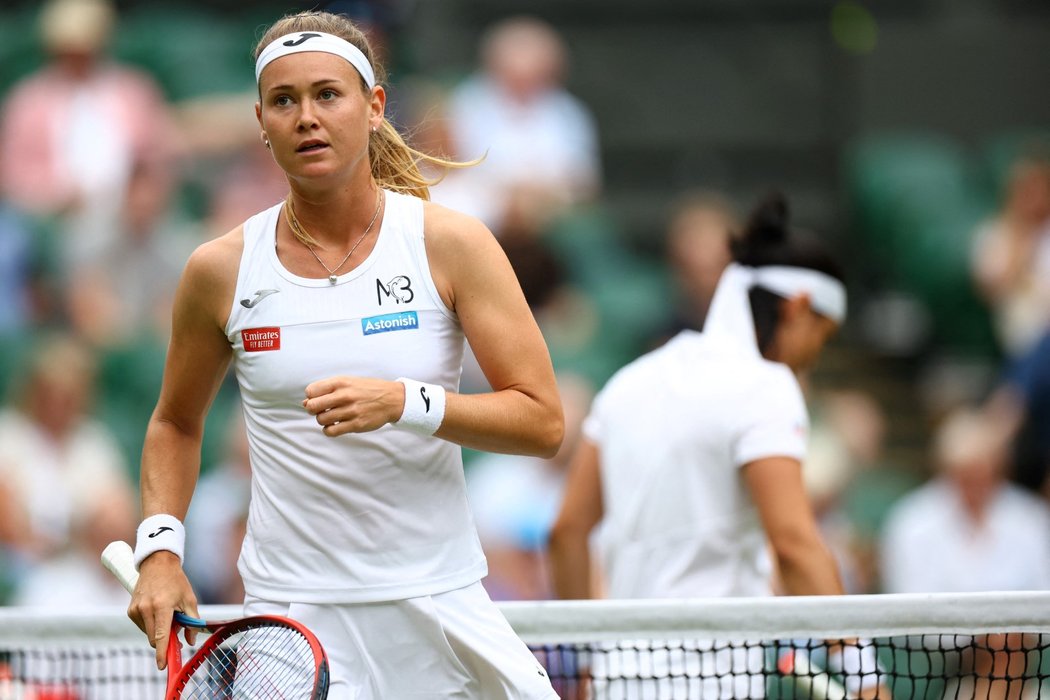 Marie Bouzková během čtvrtfinále Wimbledonu proti Ons Džabúrové z Tuniska