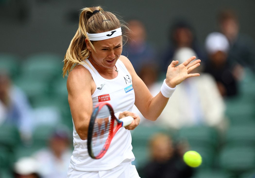 Marie Bouzková během čtvrtfinále Wimbledonu proti Ons Džabúrové z Tuniska