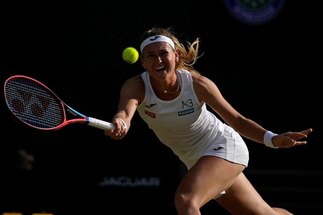 Marie Bouzková ovládla ve čtvrtfinále Wimbledonu první set, druhou sadu ale ztratila jasně 1:6